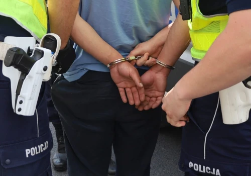 Fałszywy alarm bombowy w szpitalu i szyba zrzucona na policjanta. 42-latek trafił do aresztu