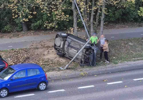 Zielona Góra. Wypadek, samochód uderzył w lampę, leży na boku na poboczu (FILM)
