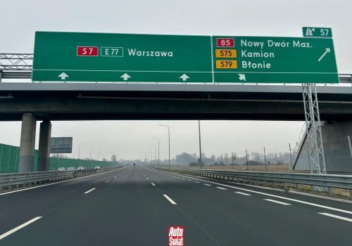 Otworzyli trzeci pas na S7, a w komentarzach burza. Czy można jechać środkowym?