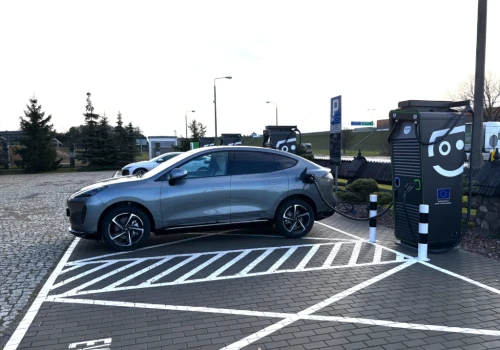 Wyższy poziom zestawienia i Tesla Supercharger. Letnie promocje operatorów gasną