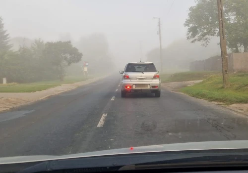 Koniec lata, początek jesieni. Na drogach pojawią się mgły, a wraz z nimi dobrze znany problem