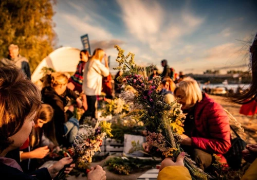 Równonoc 2026. Koncerty, rejsy i taniec z ogniem. Warszawa w weekend pożegna nad Wisłą lato