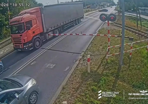 Tuchola. Kierowca TIR-a stanął na przejeździe kolejowym, potem rogatki poszły w dół