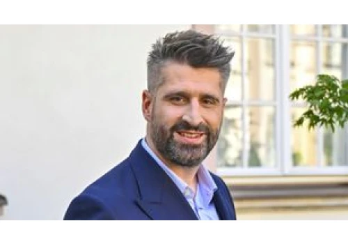 Piotr Gumulec niknie w oczach w 