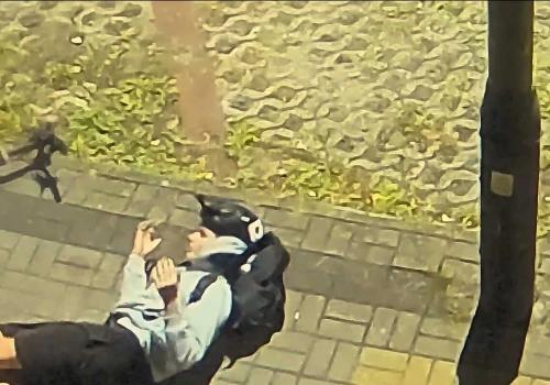 Rajd hulajnogą zakończony na zaparkowanym aucie. Rzeszowska policja szuka “mistrza kierownicy”