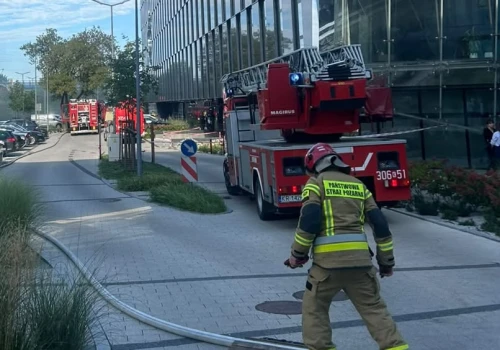 Pożar samochodu w garażu podziemnym. Trudna akcja w Krakowie