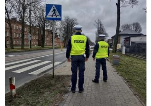Czy kierowca może ruszyć, jak pieszy jeszcze nie opuścił przejścia? Są trzy pułapki