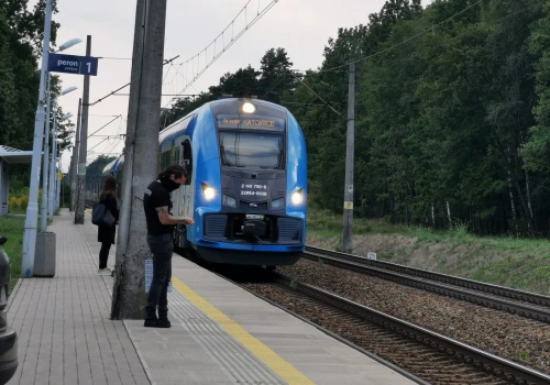 Prawie 60 pociągów odwołanych, ogromne opóźnienia i dalsze problemy po awarii na kolei