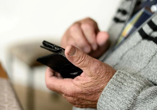 Seniorzy z Pułtuska stracili 400 000 złotych! Uważajmy na fałszywe inwestycje i aplikacje zdalnego pulpitu