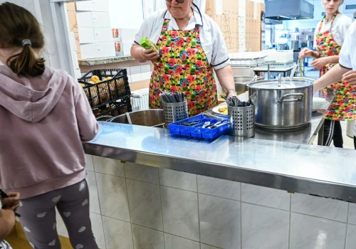 Dieta planetarna w szkołach oceniona przez Polaków. Wyniki zaskakują