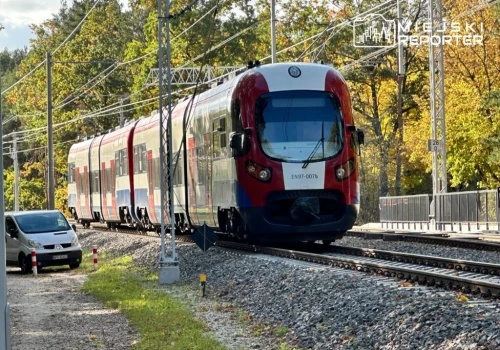 81-latek wpadł między pociąg WKD a peron. Skład ruszył