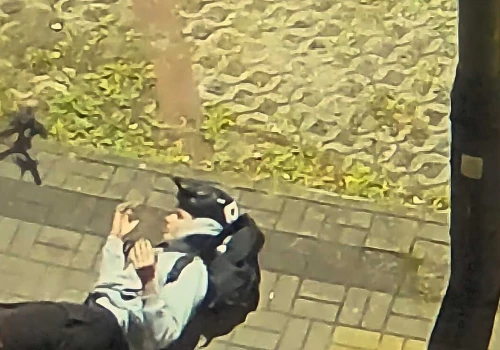 Hulajnoga uderzyła w zaparkowanego Hyundaia. Policja szuka dwóch nastolatków
