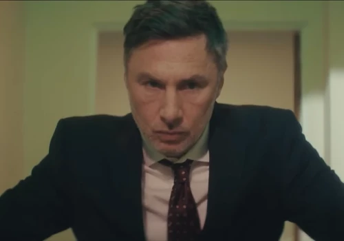 Mroczna historia o uzależnieniu z Zachem Braffem. Zwiastun Clean Hands