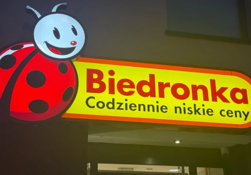 W czwartek ludzie pobiegną do Biedronki. Gigantyczne promocje, masło i mięso. Gratisy dla klientów