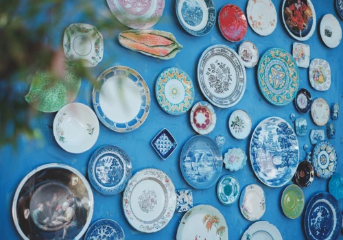 Babcina porcelana jest piękna, ale czy bezpieczna? W starych naczyniach może chować się trucizna