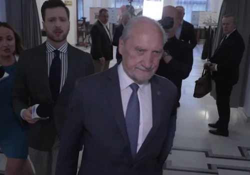 Nerwy na sejmowym korytarzu! Macierewicz aż odpalił się po TYCH pytaniach dziennikarzy. „Nie dotykałem”
