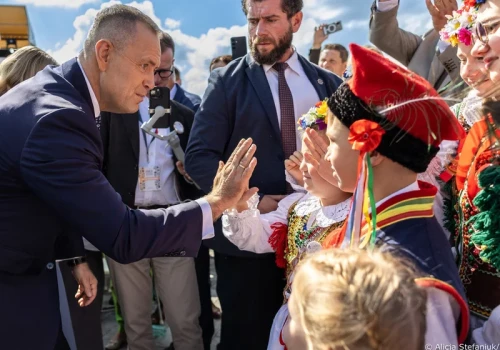 Incydent podczas dożynek z udziałem Nawrockiego. W pobliżu prezydenta wykryto drona. Zatrzymano mężczyznę