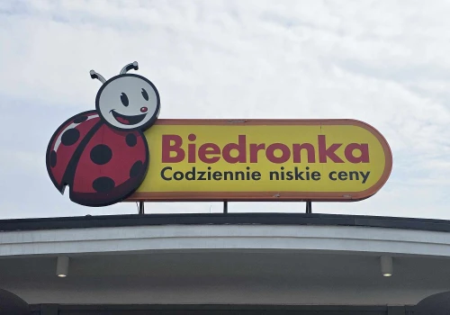 Gigantyczna promocja w Biedronce. Ludzie nie wierzą własnym oczom i biorą całymi kartonami