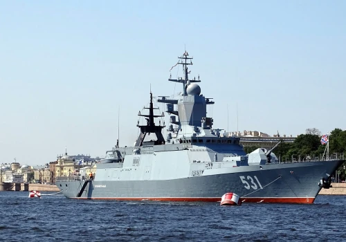 Rosyjska fregata wystrzeliła flary w stronę śmigłowca państwa NATO. Dowódcę okrętu odznaczono medalem