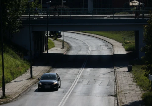 Kierowcy już nie ominą progów. Nowe zabezpieczenie w miejscu tragicznego wypadku w Krakowie