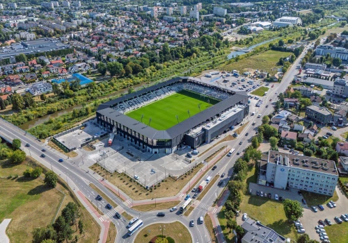 Kibice Sandecji mogą złapać się za portfel. W Nowym Sączu parking nawet za 70 zł