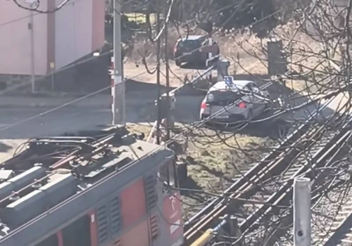 Problem na przejazdach kolejowych zaczyna się od szkolenia. Jeśli instruktor utyka za szlabanem, co przekazuje kursantom?