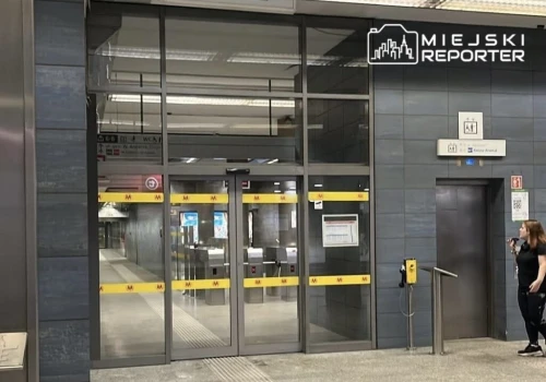 Kobieta spadła na torowisko na stacji Centrum. Metro M1 wstrzymane