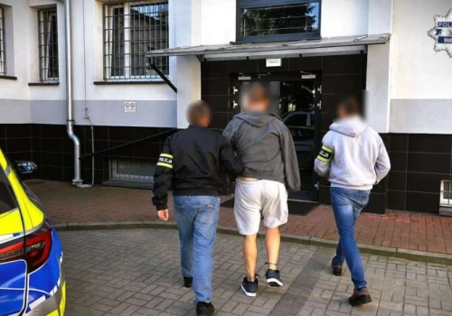 Poszukiwany listem gończym zatrzymany. Policjanci znaleźli ponad pół kilograma narkotyków