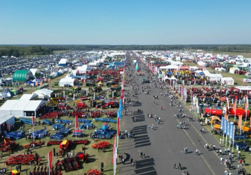 Farmer.pl na Agro Show 2026. Debaty ekspertów i specjalne wydanie Maszynowni