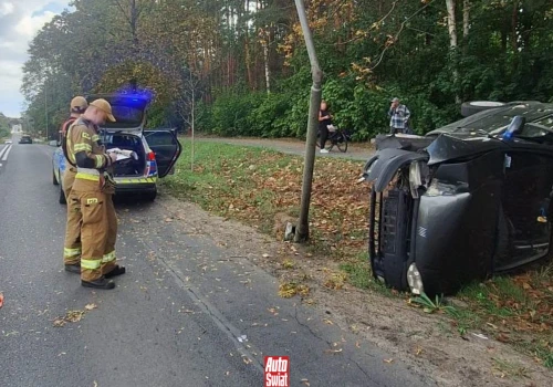 Fiat przewrócony, latarnia wygięta. Gdyby na tym kierowca skończył, nie byłoby aż tak źle