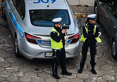 Czy policja może mierzyć prędkość z ukrycia? Wielu kierowców źle rozumie przepisy