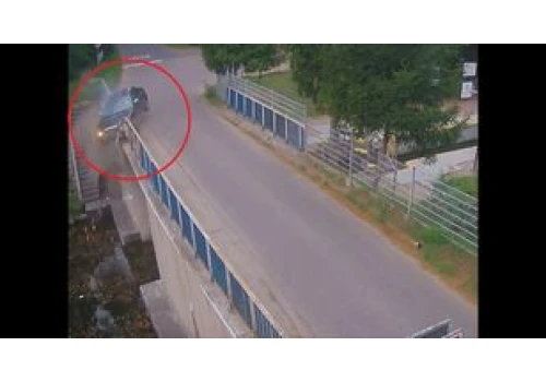 Pijana kobieta wjechała w barierki mostu. Mandat dostał również pasażer