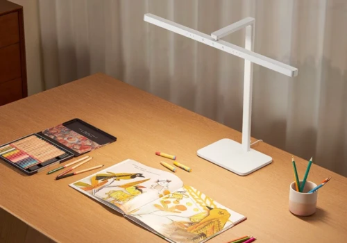 Koniec z odblaskami na monitorze. Nowy sprzęt Xiaomi ma sprytny system oświetlenia