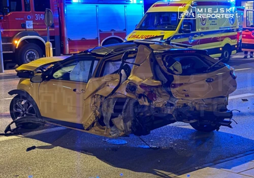 Kierowca Mazdy w trakcie jazdy źle się poczuł. Uderzył w dwa auta, budynek oraz infrastrukturę drogową. Trzy osoby trafiły do szpitala