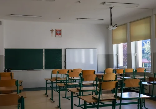 Na nauczycieli czekają wolne etaty. Tych osób szkoły potrzebują najbardziej