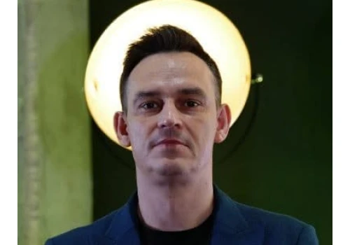 Dziwne zachowanie dziennikarza TV Republika. Marcin Dobski bez koszulki w kościele