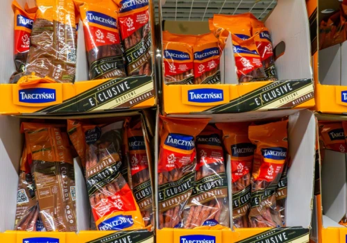 Od Biedronki i Dino po Tesco i Costco. Mięsny gigant zwiększa produkcję