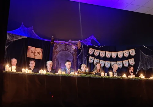 Mroczny klimat „Dziadów” w Wierzchlesie. Narodowe Czytanie odbyło się w GOKiS