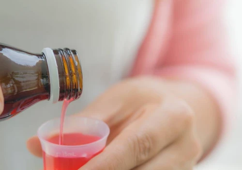 Syrop na kaszel jako sposób na ciążę? TikTokowy trend pod lupą ekspertów