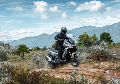 Nowy Voge SR450X. Bogato wyposażony skuter ADV wjeżdża do Polski
