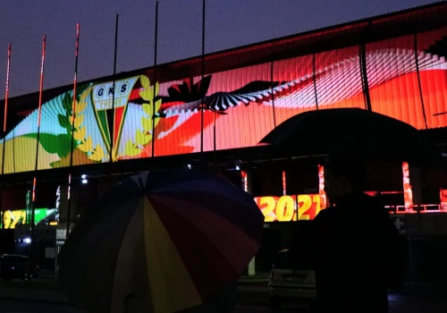 Mapping na elewacji Stadionu Zimowego. Cztery pokazy na 55-lecie GKS-u Tychy