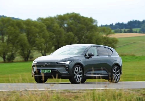 Bestsellerowe XC60 ma poważnego rywala. Robi się ciekawie w palecie Volvo