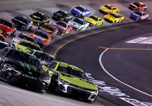 Walka o mistrzostwo NASCAR nabiera tempa. Wyścigi w Bristolu i Kansas City w Motowizji
