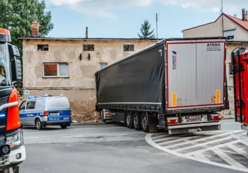 Ciężarówka uderzyła w budynek mieszkalny. Kabina dosłownie wbiła się w ścianę