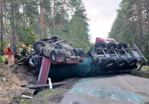 Osobówka zmiażdżona przez ciężarówkę. Są ofiary