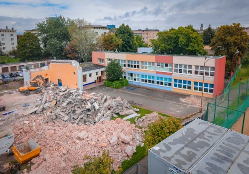 Ale gruzowisko. Ruszyła budowa nowej hali sportowej przy wrocławskiej szkole