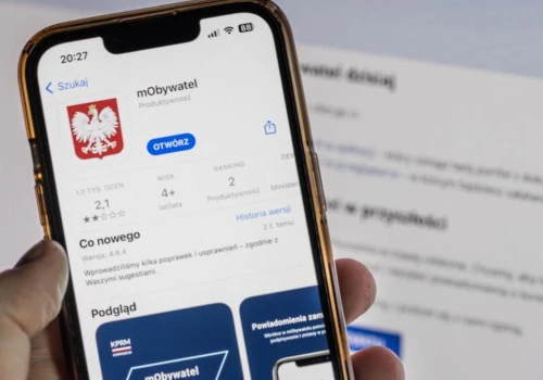 Polacy przenieśli życie do telefonu. mObywatel, BLIK i e-PIT robią furorę