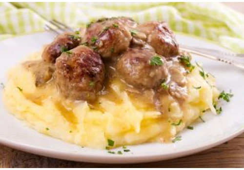 Te klopsiki w sosie pieczarkowym są delikatne i mięciutkie. Smakują lepiej niż szwedzkie