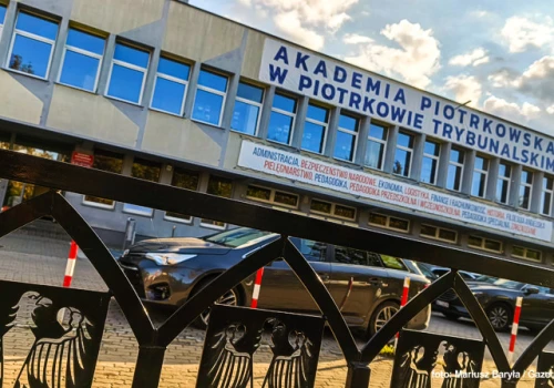 Milionowe straty Akademii Piotrkowskiej. Rektor trzyma się stołka