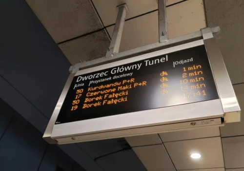 Nowe tablice na przystankach w Krakowie. Pojawią się w kolejnych lokalizacjach